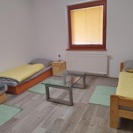 Ubytovanie Vo Dvore Badin Exterior foto
