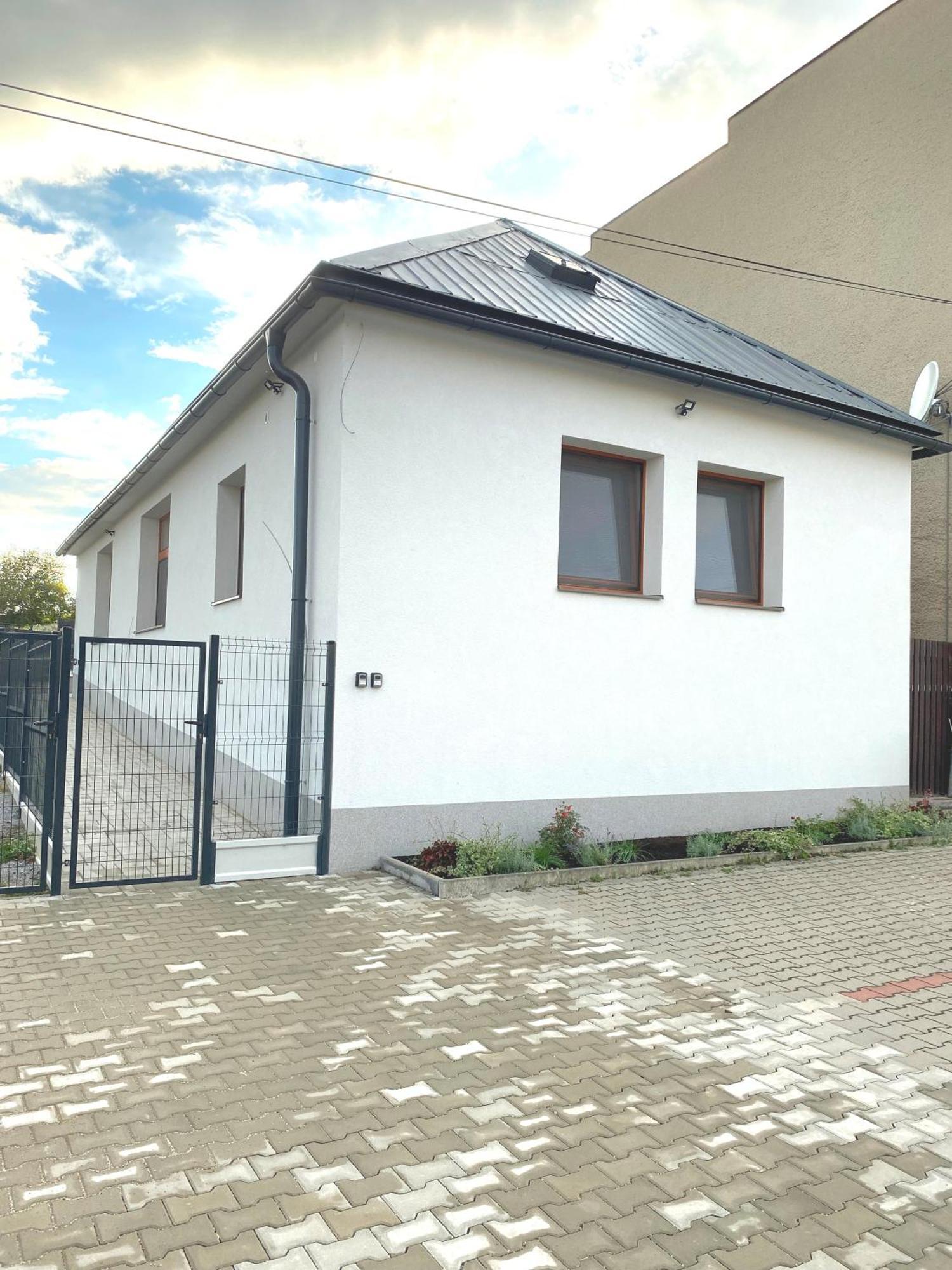 Ubytovanie Vo Dvore Badin Exterior foto